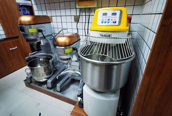 4.5kw Ağır Hizmet Tipi Spiral Hamur Karıştırıcı Çift Hızlı Paslanmaz Çelik Hamur Karıştırıcı 50 Kg Kase Izgaralı